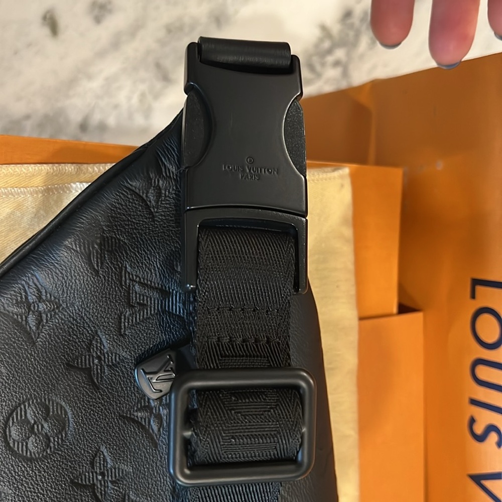 Authentic LV Empreinte Bumbag in Noir - Picture 5 of 7